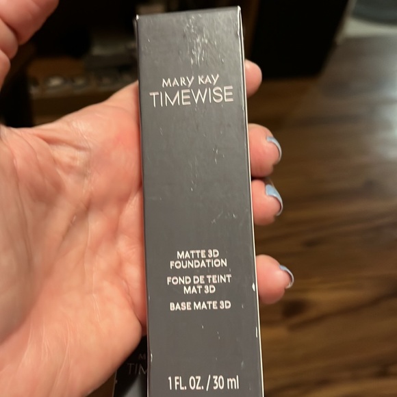 Mary Kay timewise Matte 3-D foundation in bronze warm 120. For combination-oily - Picture 3 of 4